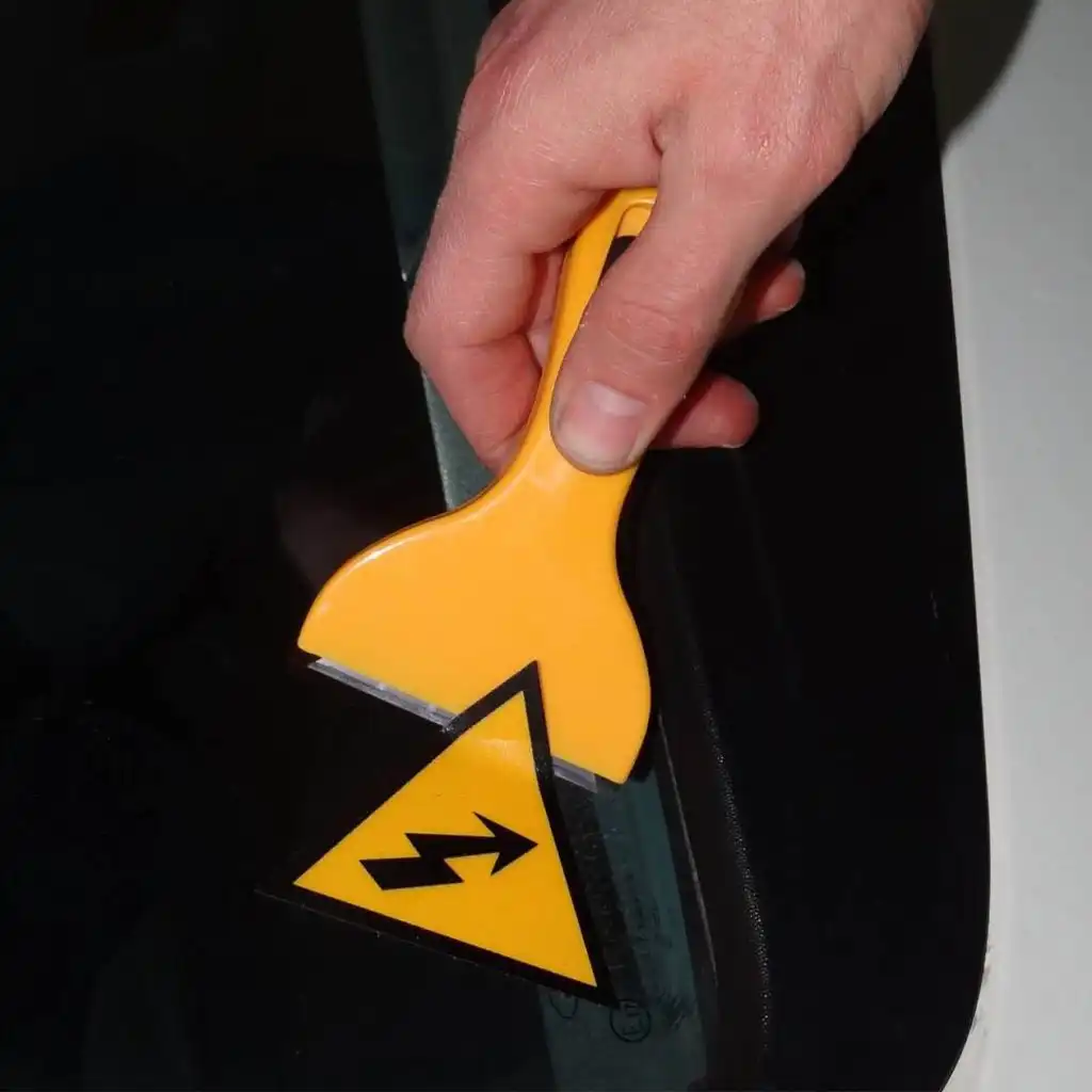 rasqueta metalica con mango ergonómico